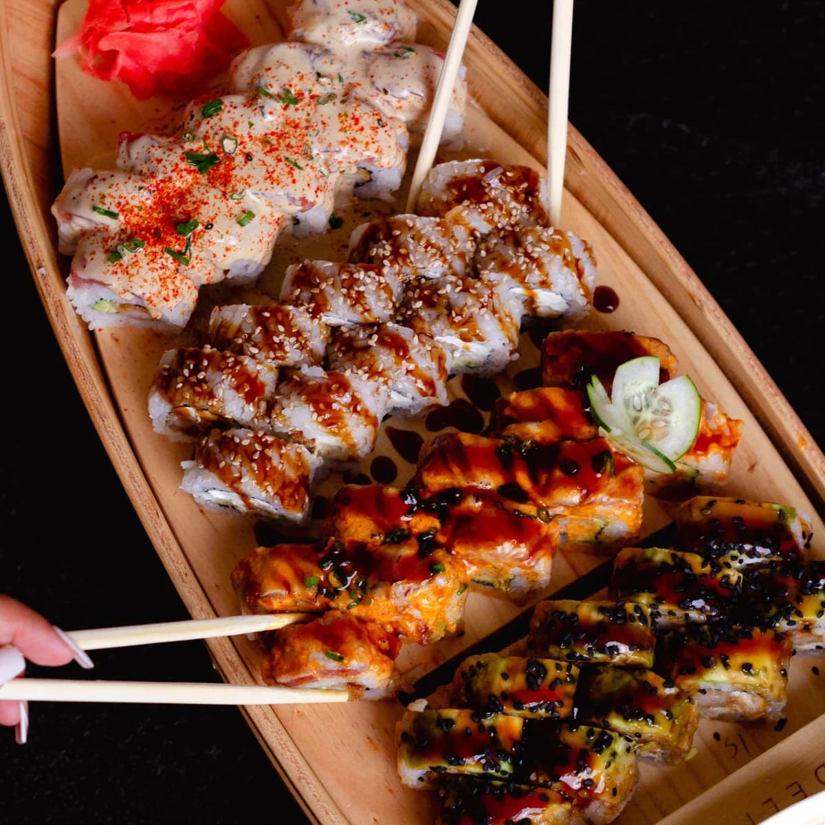 Tabla de makis Sugu Rolls recién preparados